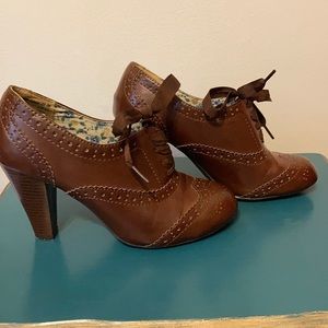 Brown Lace Up Oxford Heels